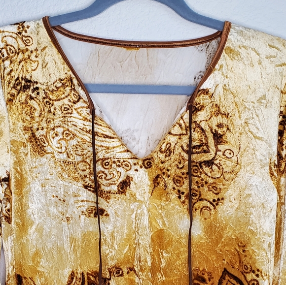 Beautiful and Soft Velour Top - Picture 2 of 8